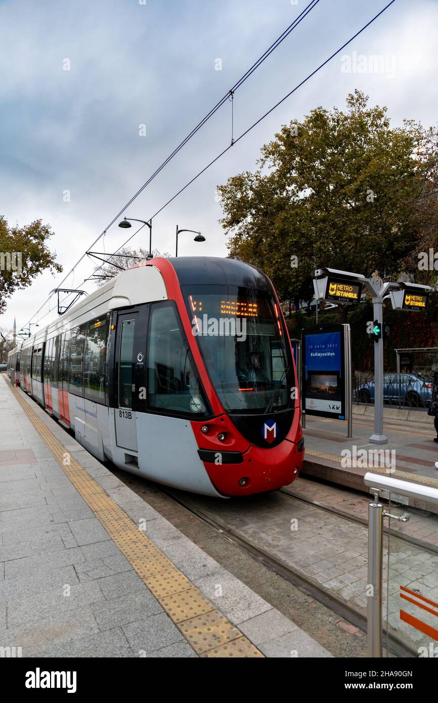 Istanbul, Turquie - 2021: Istanbul Tram à plate-forme.Le tramway d'Istanbul est un système de tramway moderne du côté européen d'Istanbul Banque D'Images