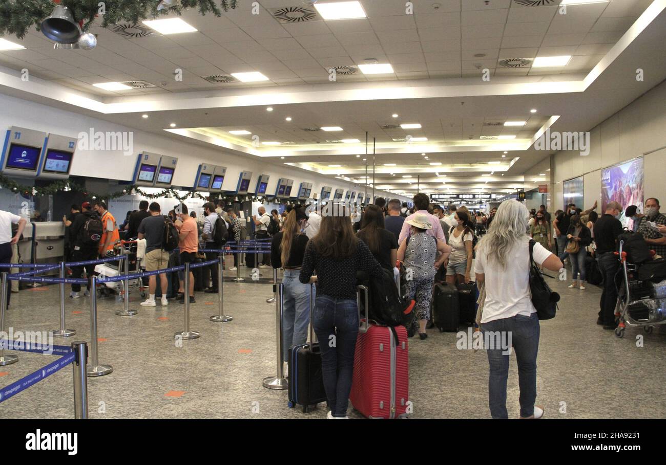 Buenos Aires, Argentine.11th décembre 2021.(INT) aéroport Aeroparque Jorge Newberry - Buenos Aires.11 décembre 2021, Buenos Aires, Argentine: Transport important de passagers à l'aéroport Aeroparque Jorge Newberry de Buenos Aires.Les passagers doivent porter un masque facial et présenter une preuve de vaccination et un test négatif Covid-19 avant d'embarquer.(Image de crédit : © Niyi Fote/TheNEWS2 via ZUMA Press Wire) Banque D'Images