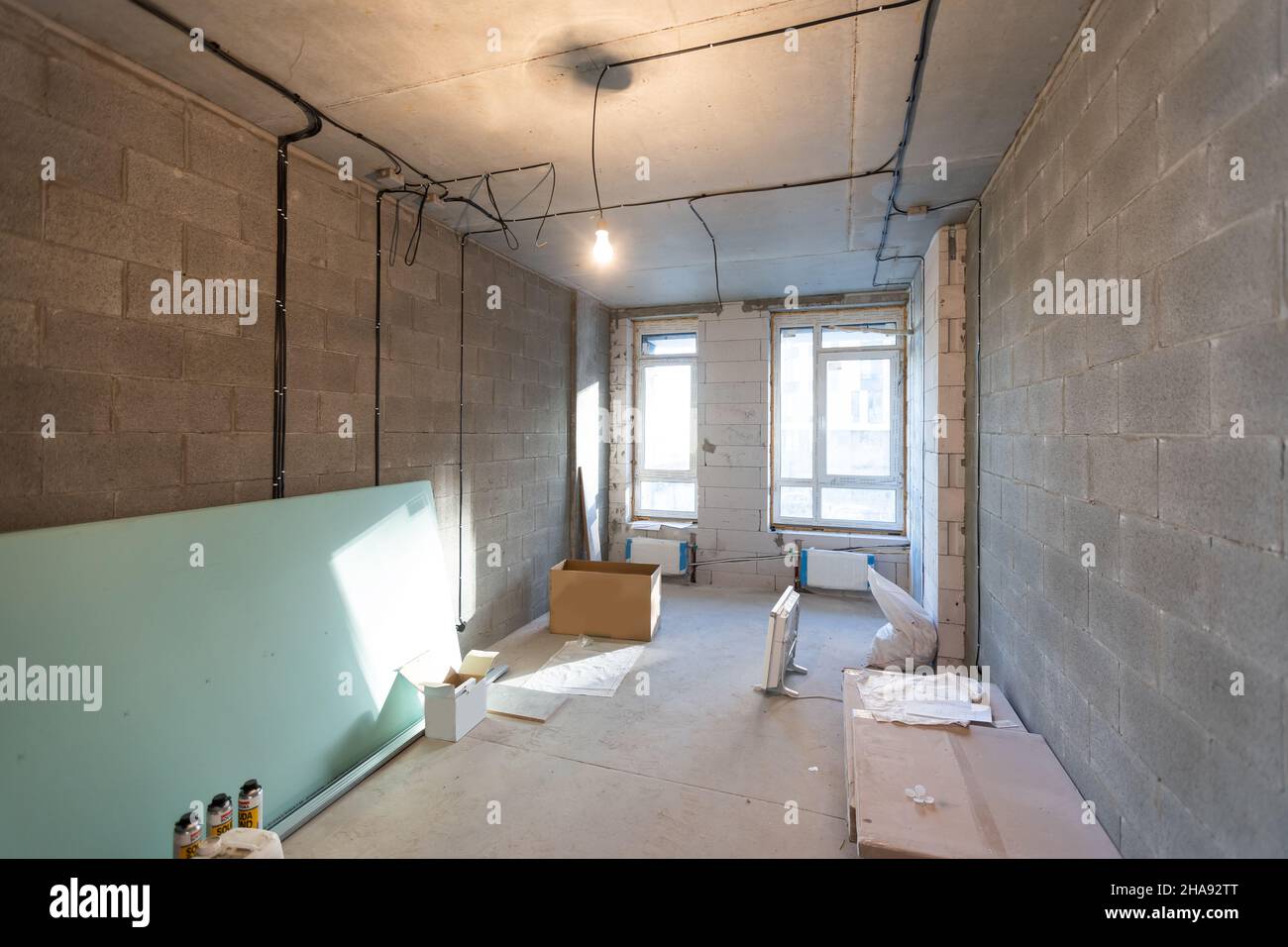 Le processus d'installation de cadres métalliques pour placoplâtre - cloisons sèches - pour la fabrication de murs de gypse dans l'appartement est en construction, remodelage Banque D'Images