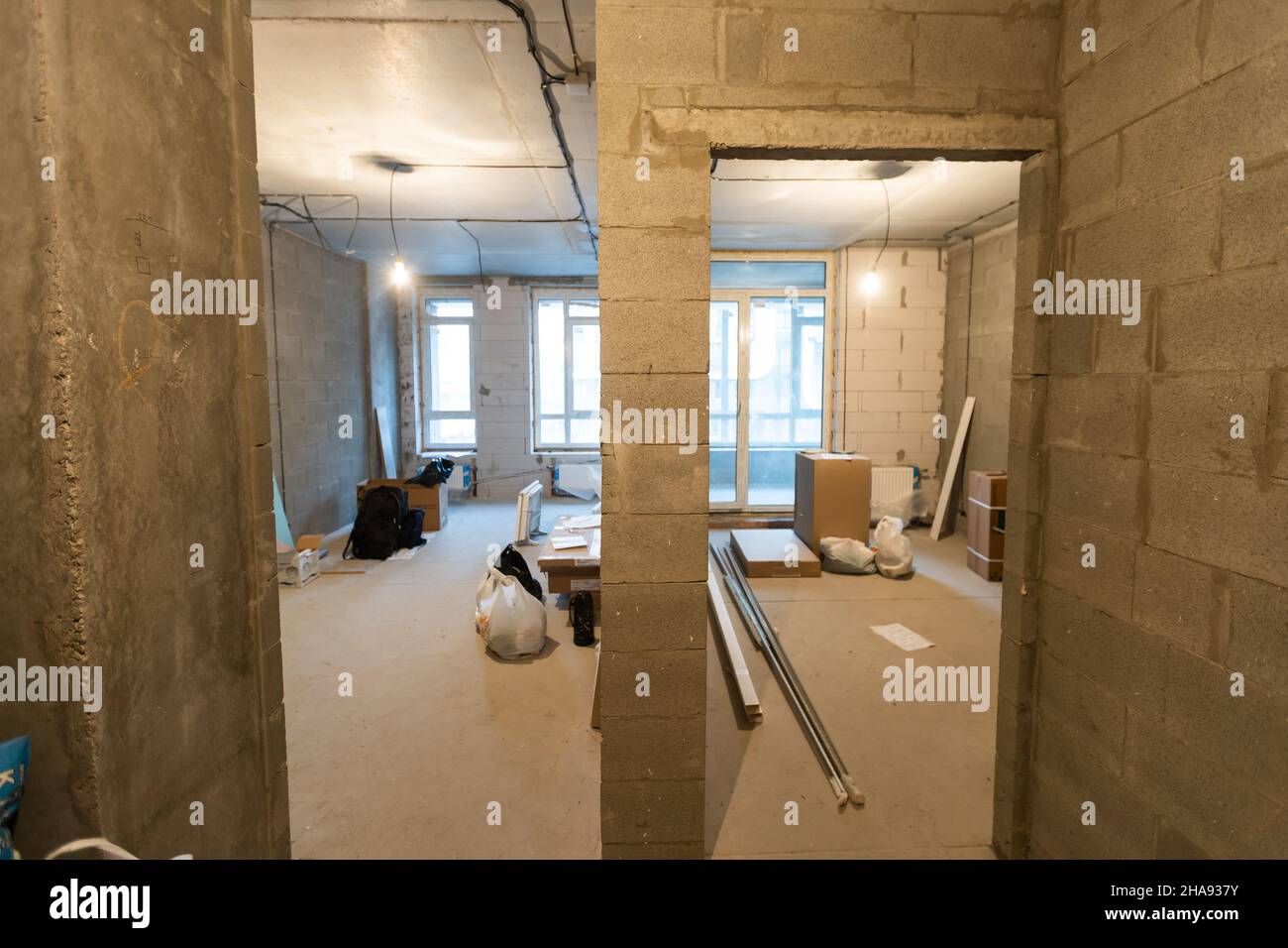 Le processus d'installation de cadres métalliques pour placoplâtre - cloisons sèches - pour la fabrication de murs de gypse dans l'appartement est en construction, remodelage Banque D'Images