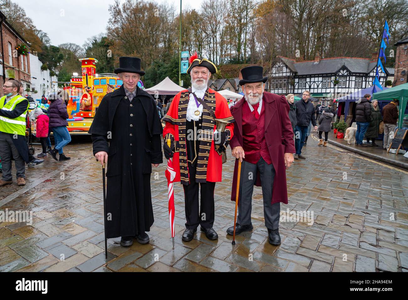 Samedi 11 décembre 2021 - Lymm, Cheshire, Angleterre, Royaume-Uni.Le festival annuel de Noël Lymm Dickensian à Lymm Village revient après une pause due à la COVID 19.Ce jour-là, il a plu.Une gamme d'étals et de marchands vendant une variété d'art et d'artisanat et de cadeaux de Noël, ainsi qu'une large sélection de nourriture, bordent les rues du village avec des personnages Dickens en abondance.Il y a aussi un Santa Dash et un Grand Parade crédit: John Hopkins/Alay Live News Banque D'Images