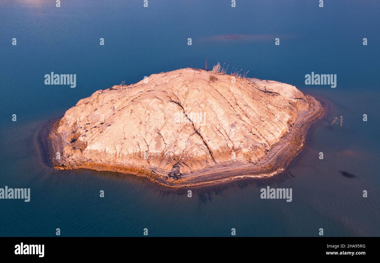 Plante pour l'extraction et l'enrichissement du titane et d'autres minerais rares.Eau bleue dans le réservoir d'enrichissement du minerai. Banque D'Images