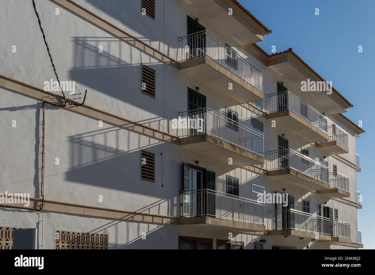Cala Figuera, Espagne; décembre 06 2021: Façade principale de l'hôtel Villa Sirena fermé, à l'aube par temps ensoleillé, dans la station touristique Majorcan de Cala Fi Banque D'Images