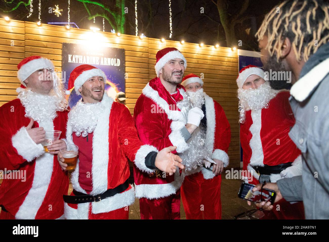 Londres, Royaume-Uni.11th décembre 2021.Santa clauses vu bavarder avec une personne à Leicester Square.AS Noël attire, de temps en temps, divers groupes, en privé ou public, se déguiser en Santa clauses et faire des apparitions sporadiques dans tout Londres.Le samedi 11th décembre, un groupe de 20 hommes a été vu autour de Leicester Square dans leurs costumes de Santa Clause, alors qu'ils ont finalisé leur tournée de pub à leur destination finale, All Bar One.(Photo de Belinda Jiao/SOPA Images/Sipa USA) crédit: SIPA USA/Alay Live News Banque D'Images