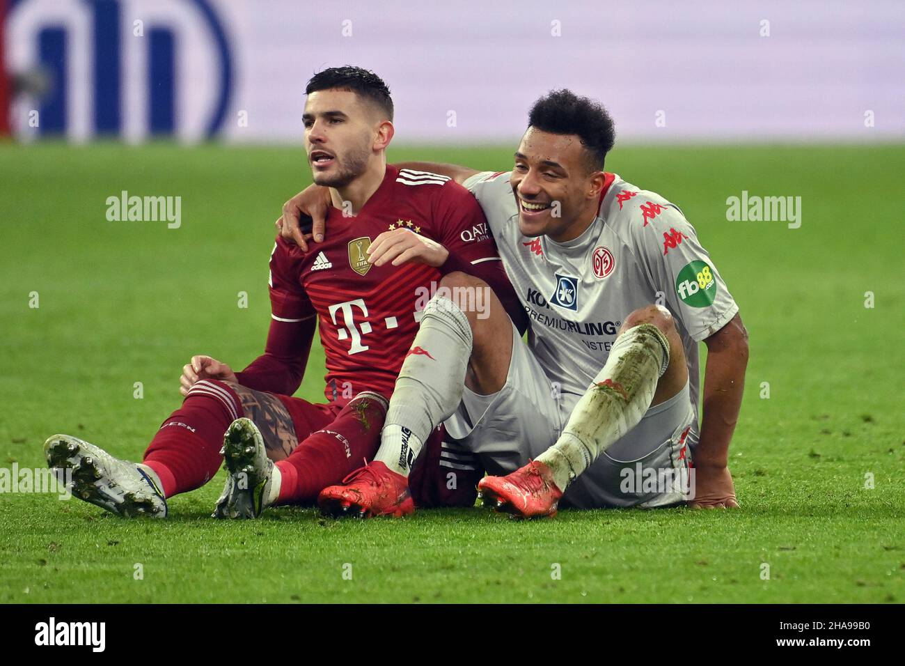 Munich, Allemagne.11th décembre 2021. De droite: Karim ONISIWO (1.FSV FSV  FSV Mayence 05) et Lucas HERNANDEZ (FC Bayern Munich) s'assoient bras dans  le bras sur le terrain.Football 1.Saison Bundesliga 2021/2022,15.match,  matchday15.FC Bayern