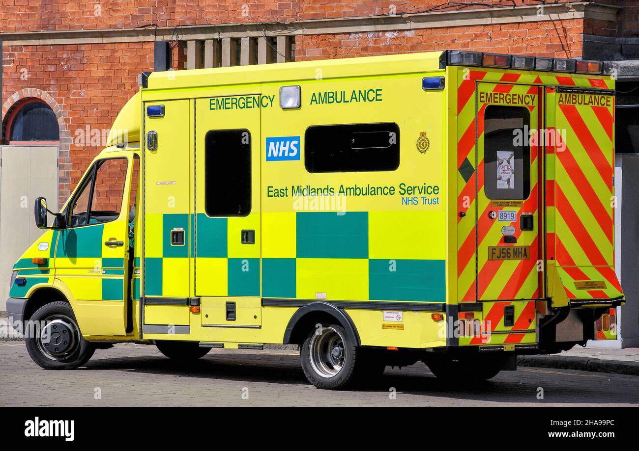 NHS Ambulance East Midlands, Ryknold Square, Chesterfield, Derbyshire, Angleterre, Royaume-Uni Banque D'Images