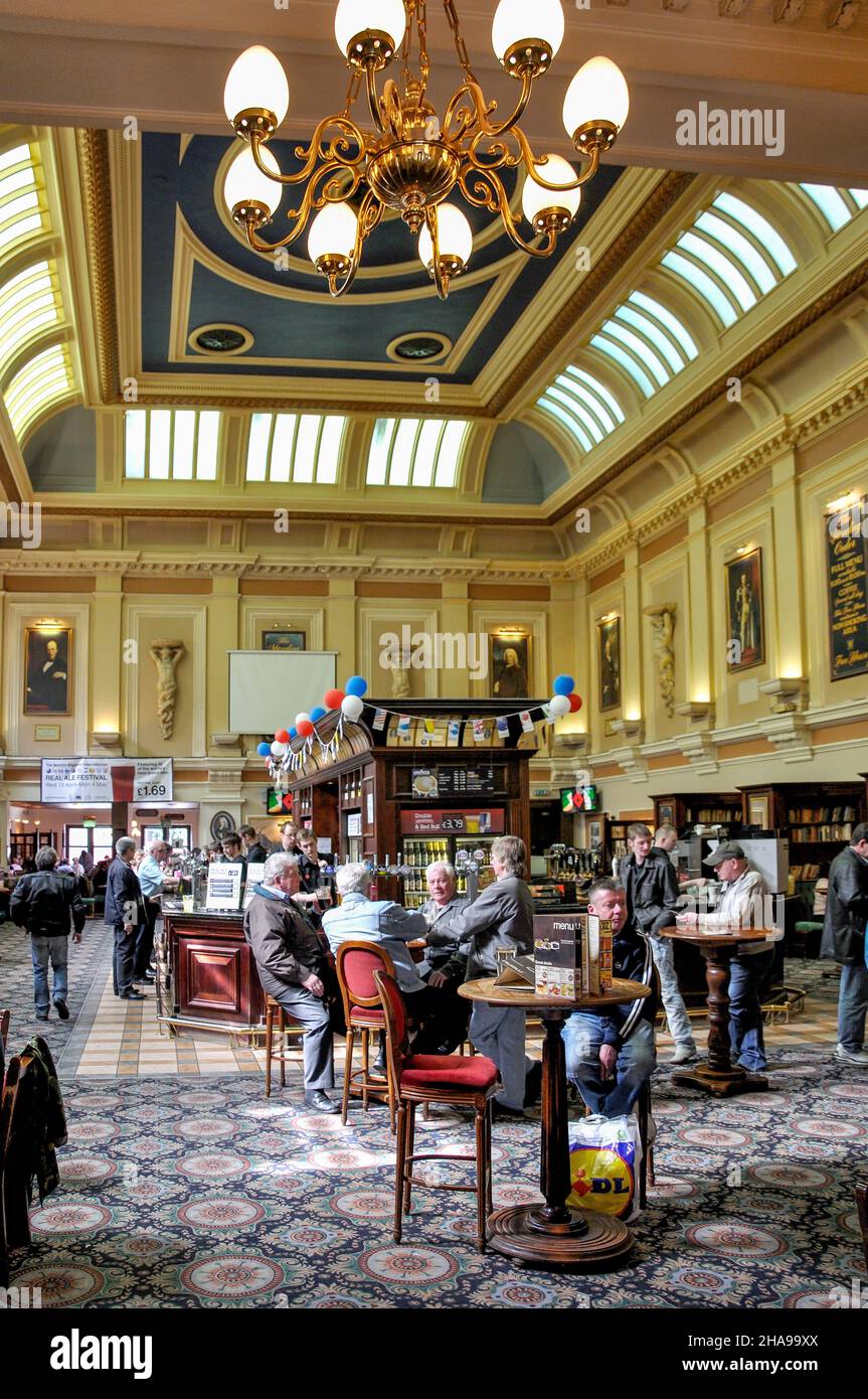 L'intérieur de la 'Wetherspoons JD Article' Pub, porte de fer, Derby, Derbyshire, Angleterre, Royaume-Uni Banque D'Images