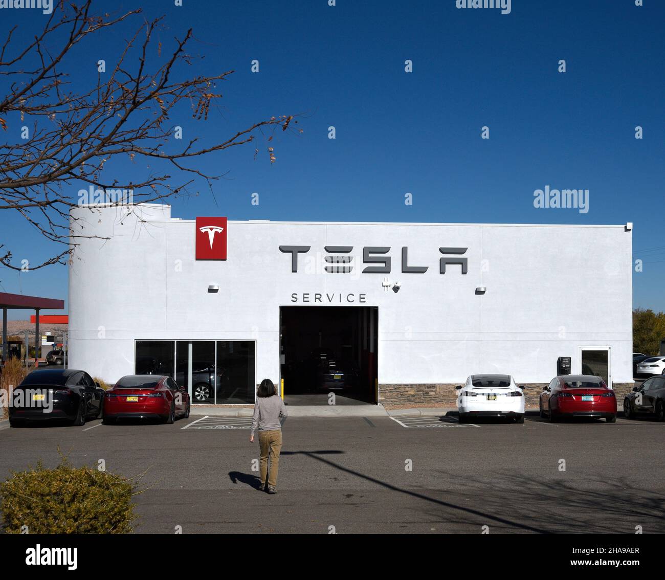 Une femme s'approche du service après-vente d'un concessionnaire automobile Tesla à Santa Fe, au Nouveau-Mexique. Banque D'Images