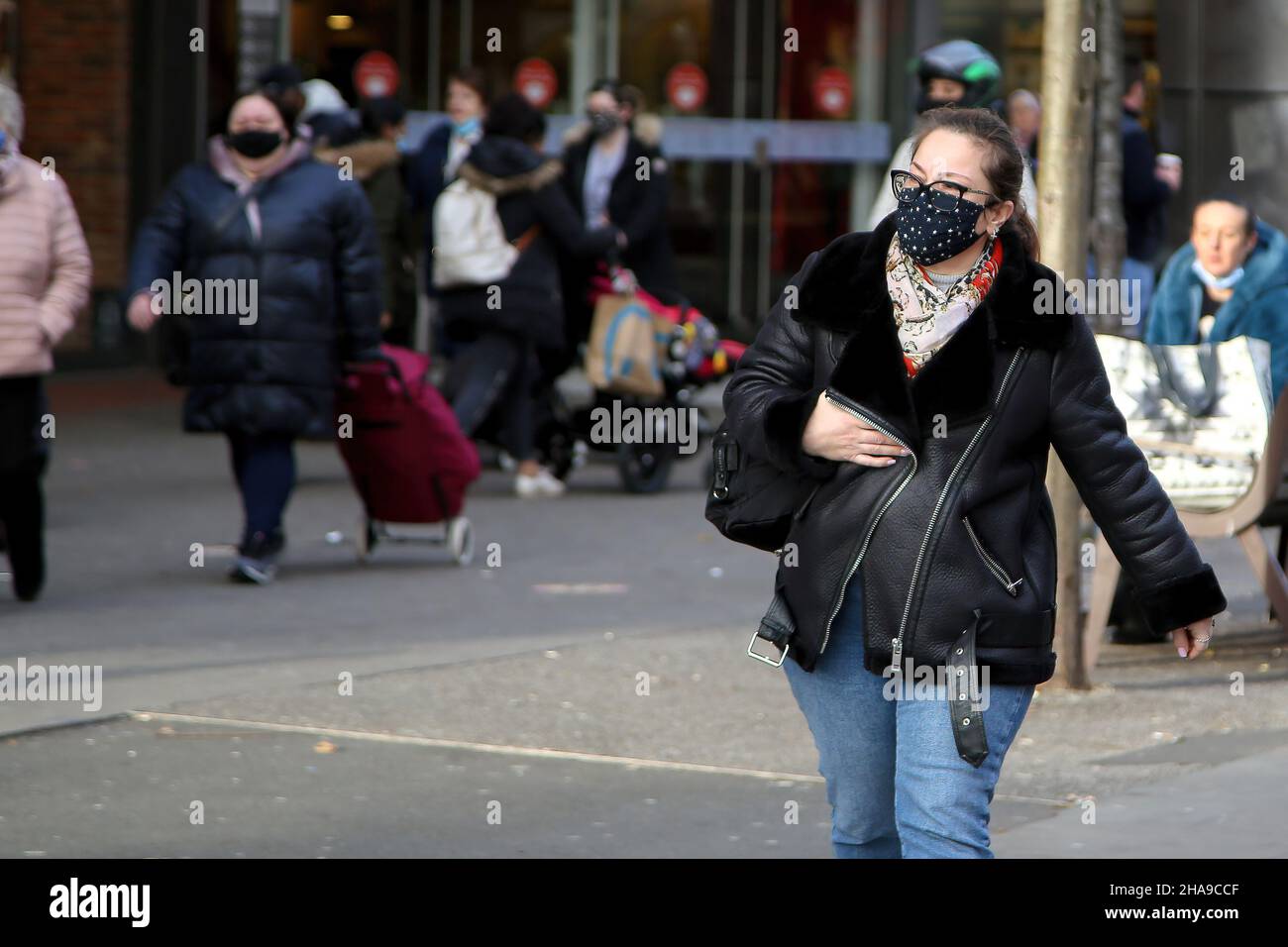 Londres, Royaume-Uni.09th décembre 2021.Une femme portant un masque facial comme mesure préventive contre la propagation du coronavirus marche dans la rue.La variante OMICRON continue de se propager au Royaume-Uni.Le gouvernement a annoncé des règles du Plan B qui comprennent le port obligatoire de masques dans des endroits plus intérieurs.Crédit : SOPA Images Limited/Alamy Live News Banque D'Images