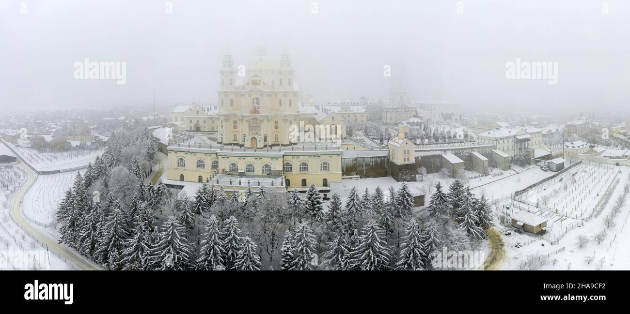 Pochayiv Lavra un monastère orthodoxe à Ternopil Oblast d'Ukraine vue panoramique aérienne Banque D'Images