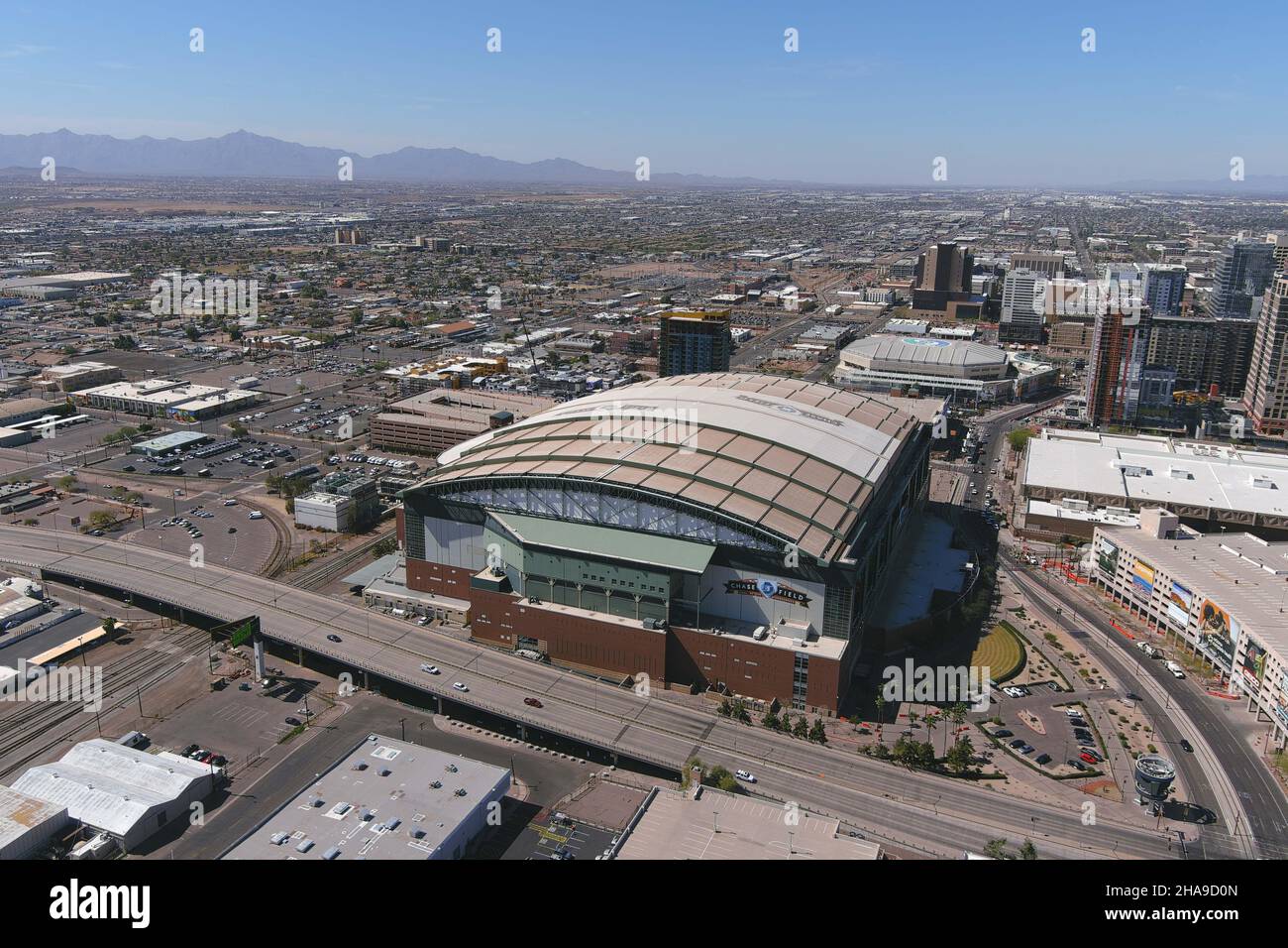 Une vue aérienne de Chase Field et de la ligne d'horizon du centre-ville, le mardi 2 mars 2021, à Phoenix.Le stade, anciennement appelé Bank One Ballpark (1998-200 Banque D'Images