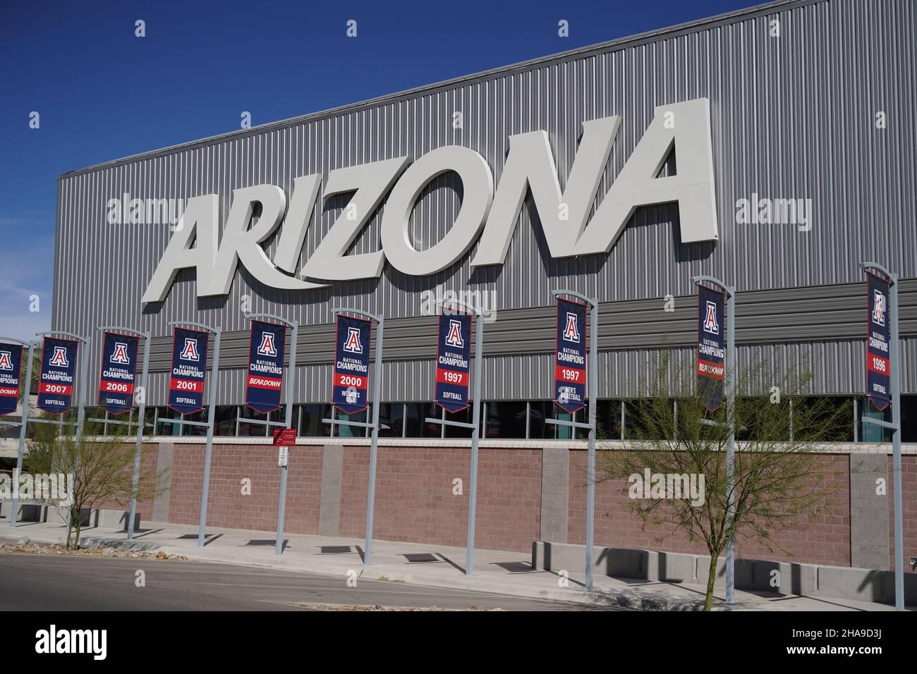 Arizona Wildcats les bannières de championnat de NCAA pour softball (1996, 1997 et 2001), basket-ball pour hommes (1997) pour femmes de golf (2000) sont vues au Cole et J Banque D'Images