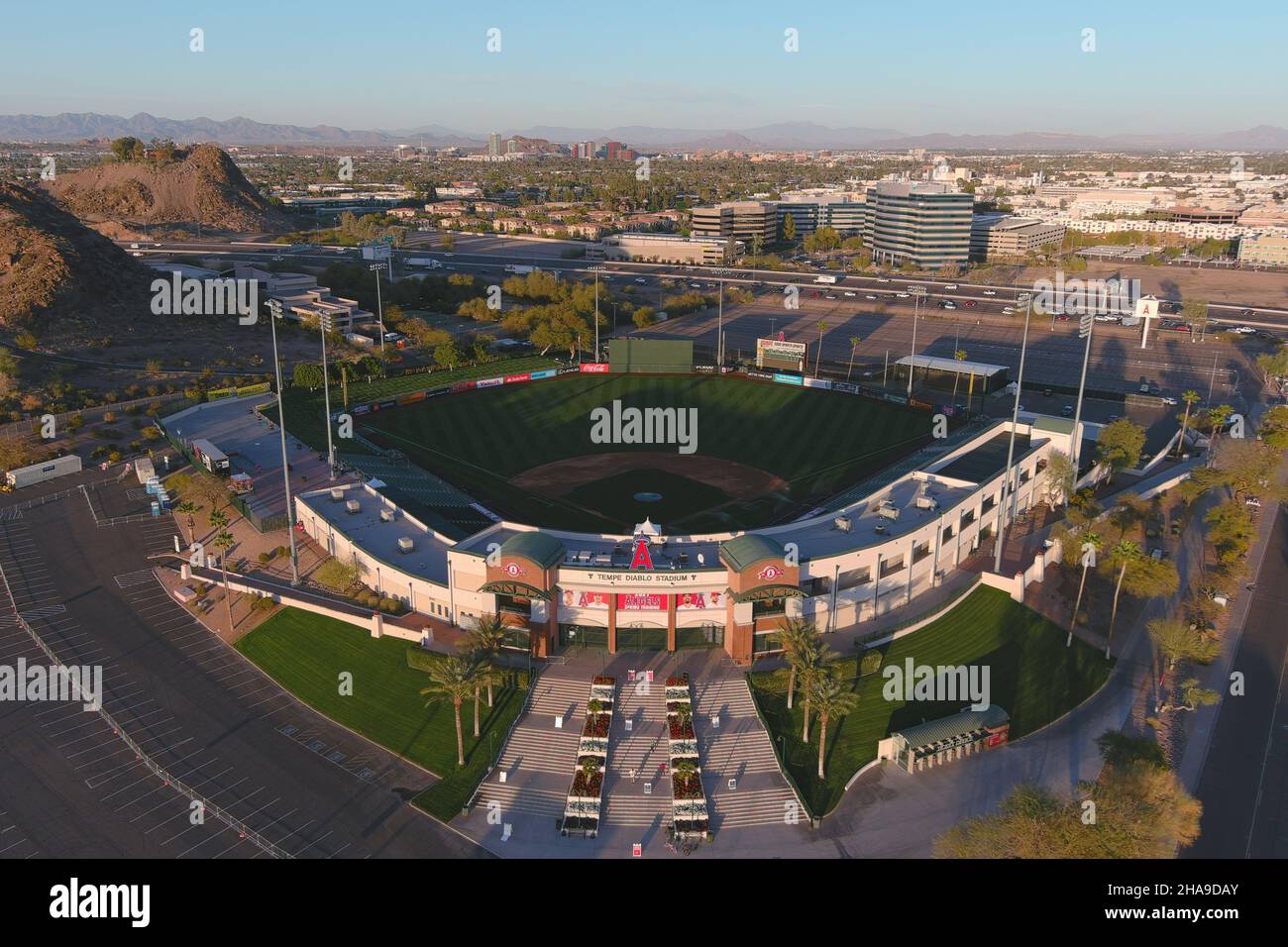 Une vue aérienne du stade Tempe Diablo, mardi 2 mars 2021, à Tempe,Ariz. le complexe est le centre d'entraînement de printemps des Anges de Los Angeles. Banque D'Images
