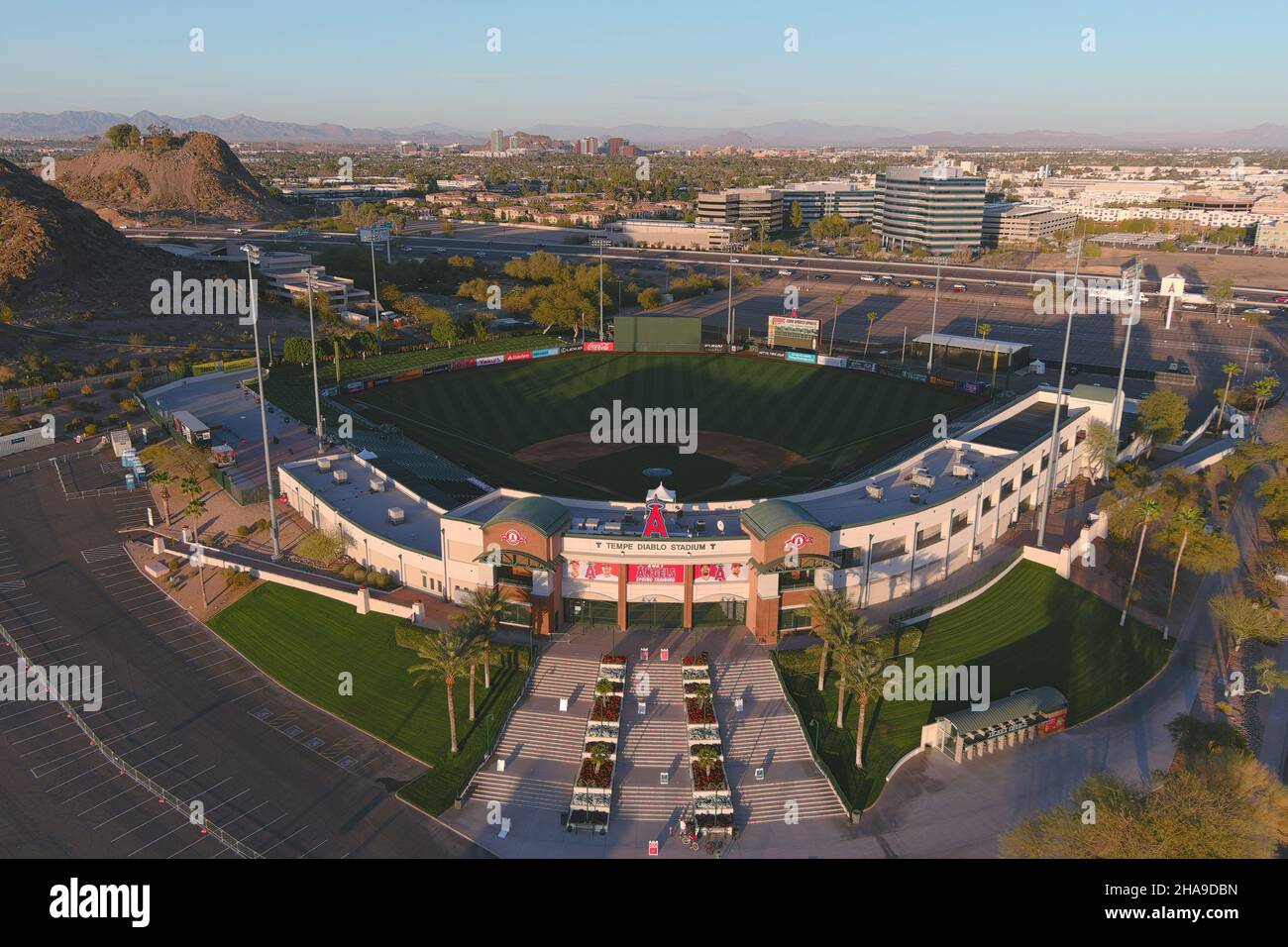 Une vue aérienne du stade Tempe Diablo, mardi 2 mars 2021, à Tempe,Ariz. le complexe est le centre d'entraînement de printemps des Anges de Los Angeles. Banque D'Images