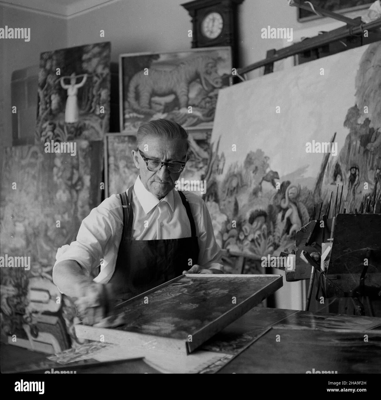 Bydgoszcz, 1969-11.Teofil Ociepka malarz - samouk, prymitywista.By³ pracownikiem powierzchniowym kopalni Wieczorek.Malowaæ zacz¹³ oko³o 1927 roku.Prace artysty nawi¹zuj¹ do baœni, légende oraz ¿ycia górników i literatury okultystycznej.Charakteryzuj¹ siê jaskraw¹, bogat¹ kolorystyk¹.NZ. Artysta W swojej pracowni. kw PAP/Jacek Gill Dok³adny dzieñ wydarzenia nieustalony.Bydgoszcz, novembre 1969.Teofil Ociepka, peintre naïf autodidacte et travailleur de la mine de charbon Wieczorek.Il a commencé à peindre vers 1927.Il a pris des thèmes pour son travail de contes de fées et de légendes, la vie des mineurs an Banque D'Images