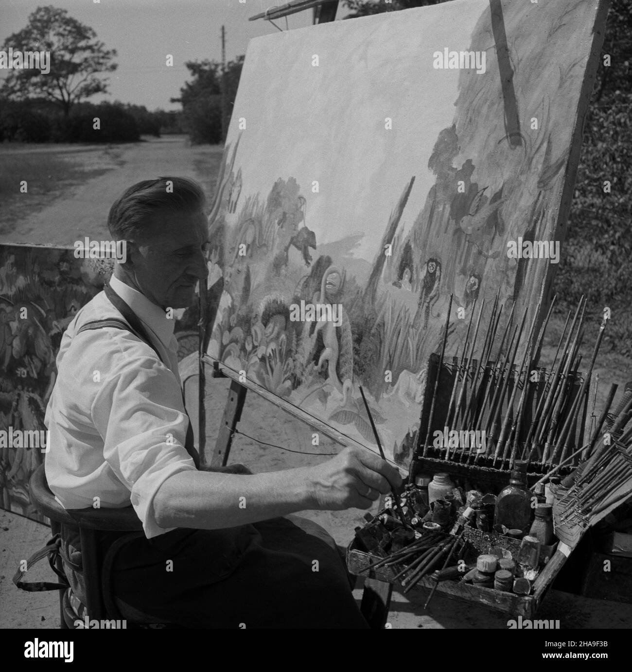 Bydgoszcz, 1969-11.Teofil Ociepka malarz -samouk, prymitywista.By³ pracownikiem powierzchniowym kopalni Wieczorek.Malowaæ zacz¹³ oko³o 1927 roku.Prace artysty nawi¹zuj¹ do baœni, légende oraz ¿ycia górników i literatury okultystycznej.Charakteryzuj¹ siê jaskraw¹, bogat¹ kolorystyk¹.NZ. Artysta maluje obraz. kw PAP/Jacek Gill Dok³adny dzieñ wydarzenia nieustalony.Bydgoszcz, novembre 1969.Teofil Ociepka, peintre naïf autodidacte et travailleur de la mine de charbon Wieczorek.Il a commencé à peindre vers 1927.Il a pris des thèmes pour son travail de contes de fées et de légendes, la vie des mineurs et spir Banque D'Images