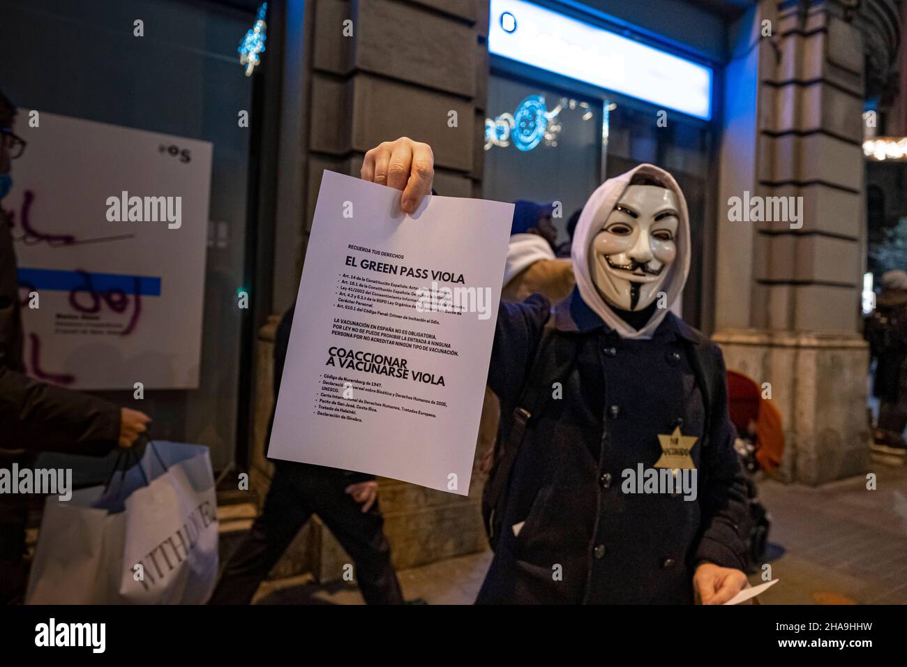 Un manifestant portant le masque « V for Vendetta » affiche une fiche d'information sur les droits des personnes contre les restrictions de Covid.des milliers de manifestants ont manifesté dans le centre de Barcelone contre le passeport et le vaccin Covid.(Photo par Paco Freire / SOPA Images / Sipa USA) Banque D'Images