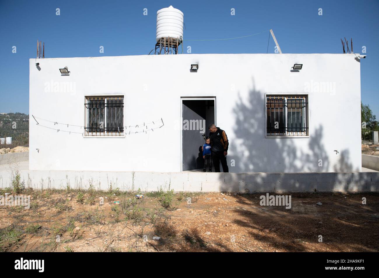 Hassan a-Tinn et Ibrahim El-Arje, résidents du village d'al-Walaja qui mènent la lutte locale contre la démolition de maisons de masse, organisent une tournée pour les militants de la paix israéliens vers la prochaine décision de la haute Cour de justice israélienne concernant l'avenir du village.Le village est divisé, la moitié se trouve à l'intérieur de la frontière municipale de Jérusalem et derrière la barrière de séparation, tandis que l'autre moitié est enregistrée comme zone C et B en Cisjordanie.La discussion du 26 décembre porte sur la demande du gouvernement d’annuler l’ordonnance provisoire de la Cour de 2015 - ce qui empêche l’immédiat Banque D'Images