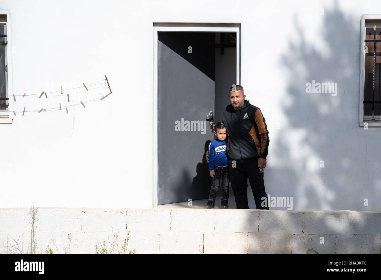 Hassan a-Tinn et Ibrahim El-Arje, résidents du village d'al-Walaja qui mènent la lutte locale contre la démolition de maisons de masse, organisent une tournée pour les militants de la paix israéliens vers la prochaine décision de la haute Cour de justice israélienne concernant l'avenir du village.Le village est divisé, la moitié se trouve à l'intérieur de la frontière municipale de Jérusalem et derrière la barrière de séparation, tandis que l'autre moitié est enregistrée comme zone C et B en Cisjordanie.La discussion du 26 décembre porte sur la demande du gouvernement d’annuler l’ordonnance provisoire de la Cour de 2015 - ce qui empêche l’immédiat Banque D'Images