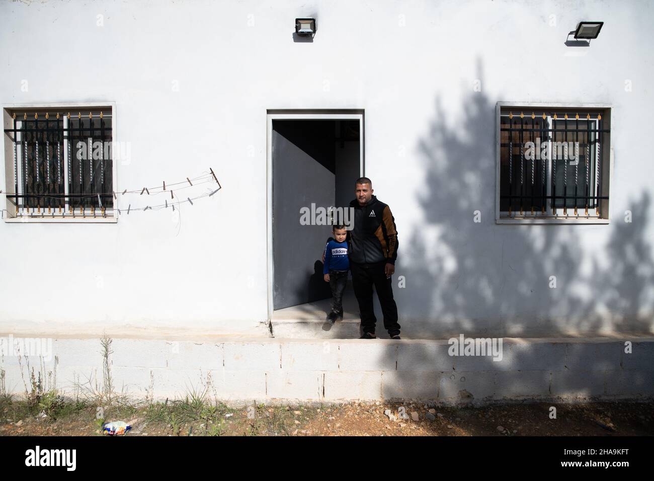 Hassan a-Tinn et Ibrahim El-Arje, résidents du village d'al-Walaja qui mènent la lutte locale contre la démolition de maisons de masse, organisent une tournée pour les militants de la paix israéliens vers la prochaine décision de la haute Cour de justice israélienne concernant l'avenir du village.Le village est divisé, la moitié se trouve à l'intérieur de la frontière municipale de Jérusalem et derrière la barrière de séparation, tandis que l'autre moitié est enregistrée comme zone C et B en Cisjordanie.La discussion du 26 décembre porte sur la demande du gouvernement d’annuler l’ordonnance provisoire de la Cour de 2015 - ce qui empêche l’immédiat Banque D'Images