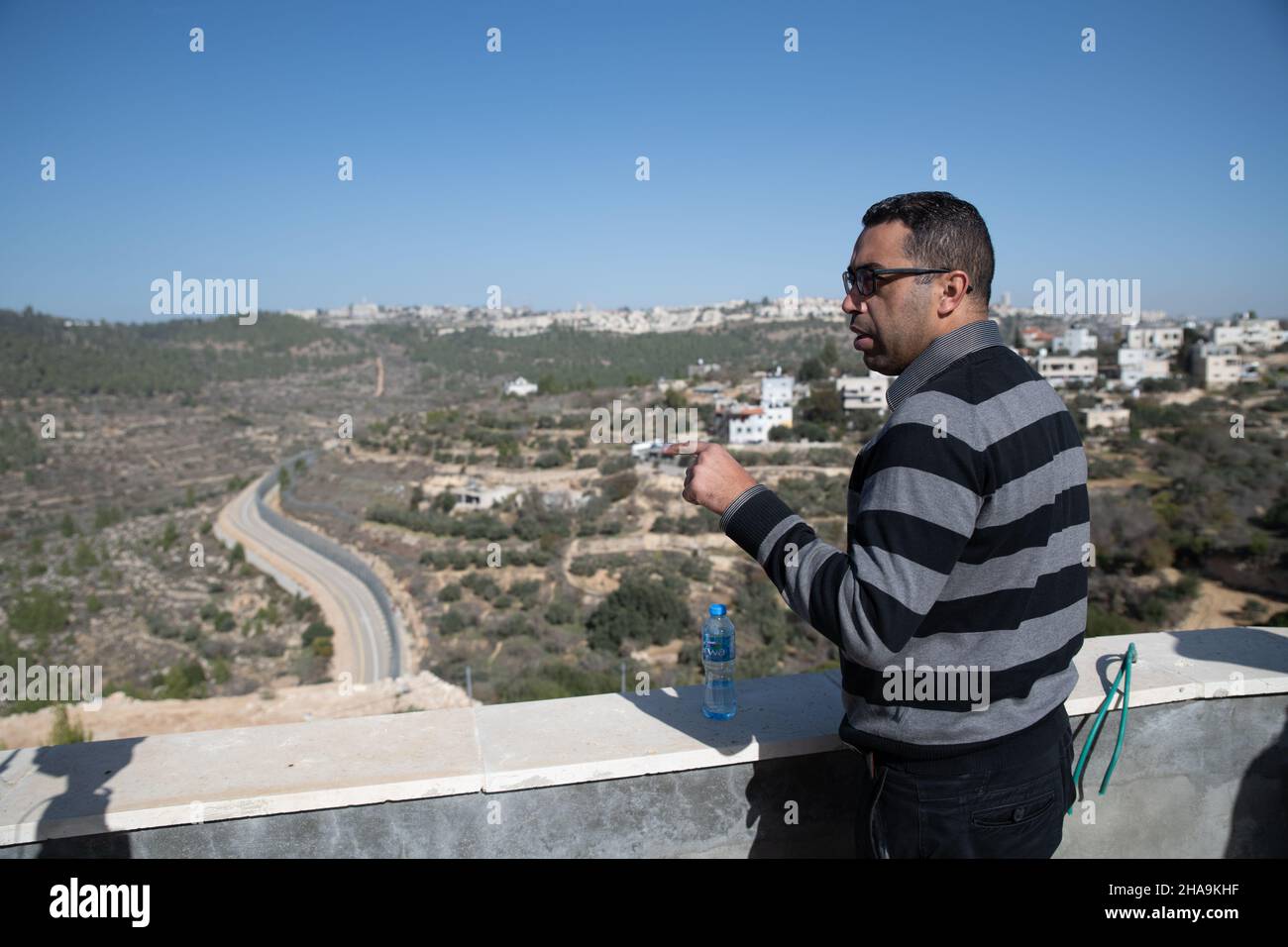 Hassan a-Tinn et Ibrahim El-Arje, résidents du village d'al-Walaja qui mènent la lutte locale contre la démolition de maisons de masse, organisent une tournée pour les militants de la paix israéliens vers la prochaine décision de la haute Cour de justice israélienne concernant l'avenir du village.Le village est divisé, la moitié se trouve à l'intérieur de la frontière municipale de Jérusalem et derrière la barrière de séparation, tandis que l'autre moitié est enregistrée comme zone C et B en Cisjordanie.La discussion du 26 décembre porte sur la demande du gouvernement d’annuler l’ordonnance provisoire de la Cour de 2015 - ce qui empêche l’immédiat Banque D'Images