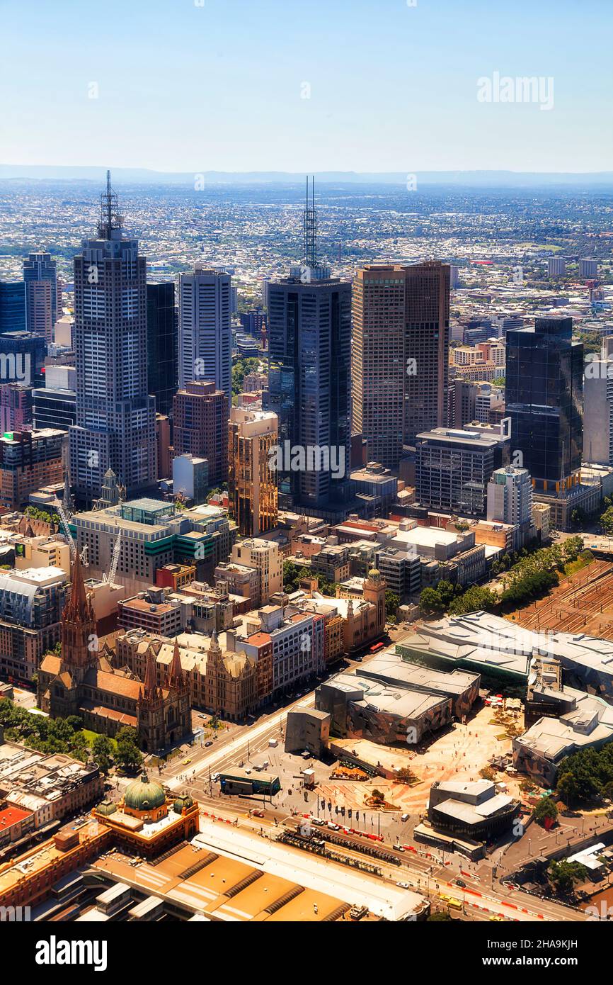 Centre-ville de Melbourne avec vue aérienne sur la gare de Flinders et les tours de bureaux en hauteur. Banque D'Images