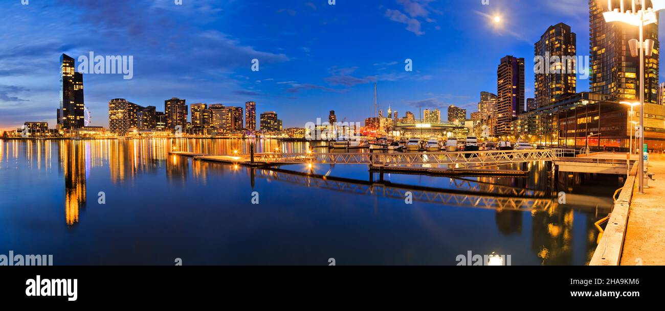Large panorama au coucher du soleil sur le port de plaisance des Docklands de Melbourne et lumières de rue lumineuses. Banque D'Images