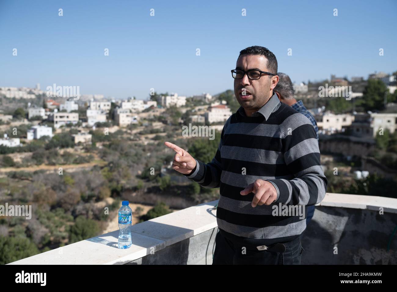 Hassan a-Tinn et Ibrahim El-Arje, résidents du village d'al-Walaja qui mènent la lutte locale contre la démolition de maisons de masse, organisent une tournée pour les militants de la paix israéliens vers la prochaine décision de la haute Cour de justice israélienne concernant l'avenir du village.Le village est divisé, la moitié se trouve à l'intérieur de la frontière municipale de Jérusalem et derrière la barrière de séparation, tandis que l'autre moitié est enregistrée comme zone C et B en Cisjordanie.La discussion du 26 décembre porte sur la demande du gouvernement d’annuler l’ordonnance provisoire de la Cour de 2015 - ce qui empêche l’immédiat Banque D'Images