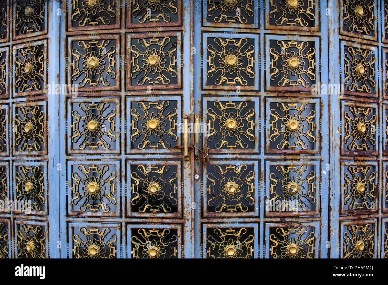 Détail d'une très vieille porte en fer rouillé à l'entrée d'un bâtiment.Salvador, Bahia, Brésil. Banque D'Images