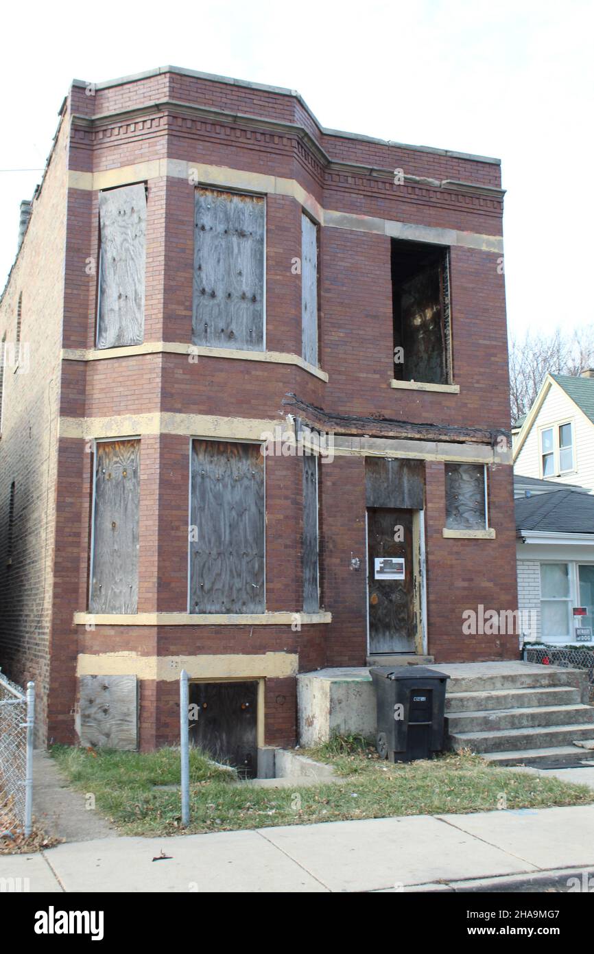 Abandonné et monté en brique rouge deux-plat à Englewood sur le côté sud de Chicago Banque D'Images