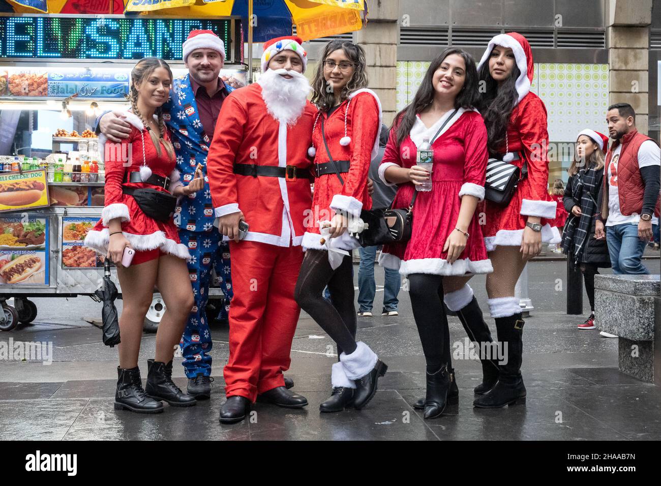 New York, États-Unis.11th décembre 2021.Un groupe de 'santas' fait une pause de Santa con 2021 à New York, NY, le 11 décembre 2021.(Photo de Gabriele Holtermann/Sipa USA) crédit: SIPA USA/Alay Live News Banque D'Images