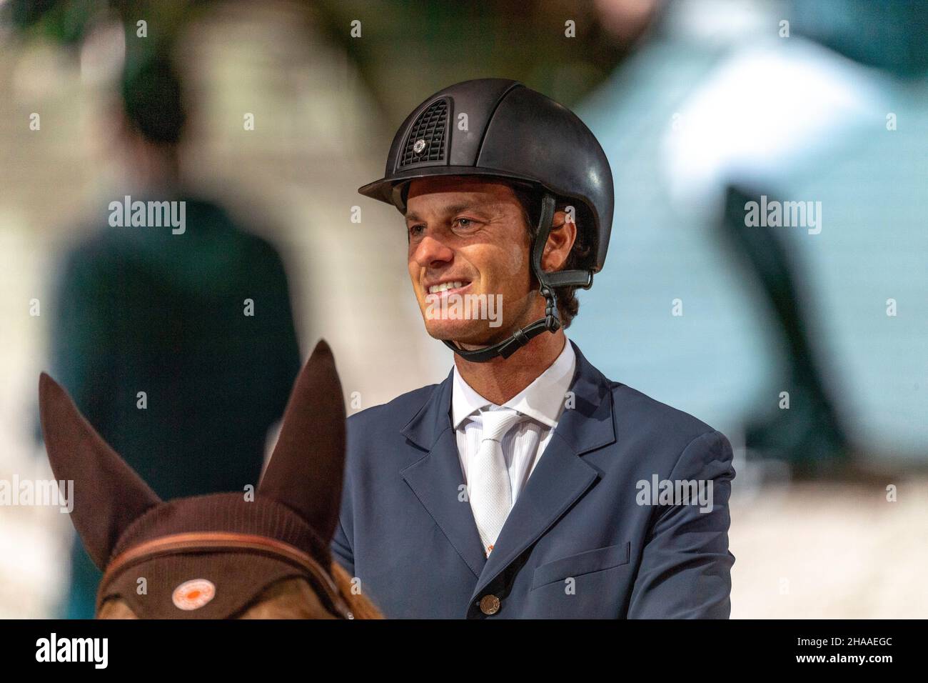 Genève, Suisse.11th décembre 2021.Genève Suisse, 12/11/2021: Pedro Veniss du Brésil dit quelques mots sous le coût de l'émotion pour son adieu à la compétition durant le Rolex Grand Chelem de saut 2021 (Credit image: © Eric Dubost/Pacific Press via ZUMA Press Wire) Banque D'Images