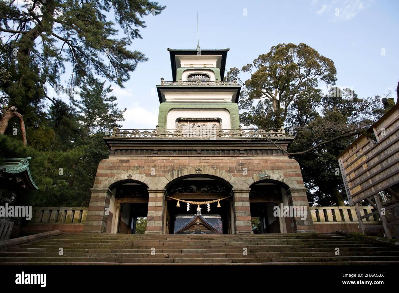 Porte d'entrée ornée d'un arc décoratif au sanctuaire Oyama à Kanazawa, préfecture d'Ishikawa, Japon. Banque D'Images