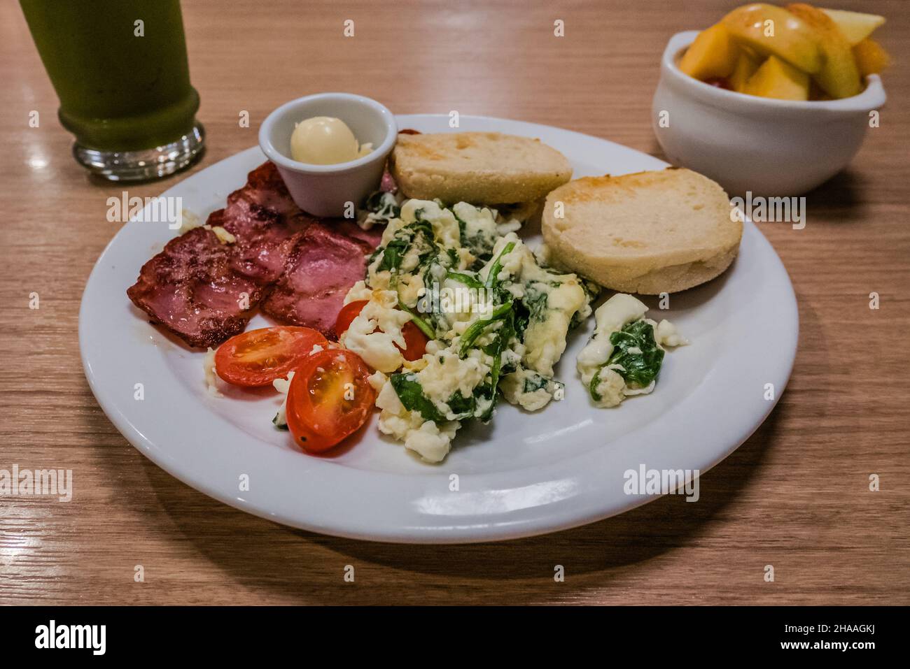 un petit déjeuner sain oeuf blanc tomates épinards, bacon de dinde, pain, fruits, smoothie Banque D'Images