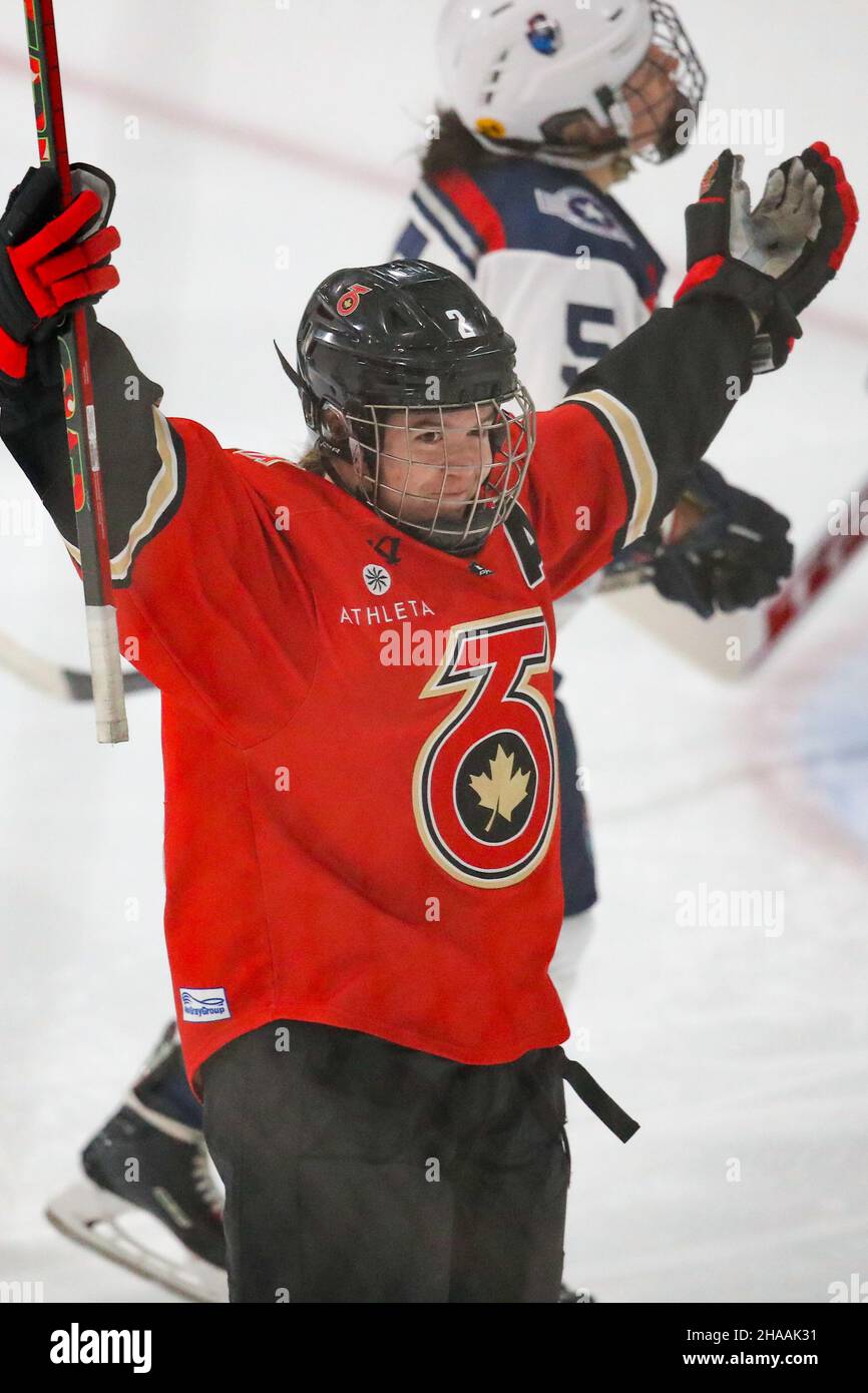 11 décembre 2021, Toronto Ontario, Canada, York Canlan Ice Arena - les six Toronto battez les riveters métropolitains 2-1 dans l'action de saison régulière de FSP.Taylor Woods(2).Luke Durda/Alamy Banque D'Images