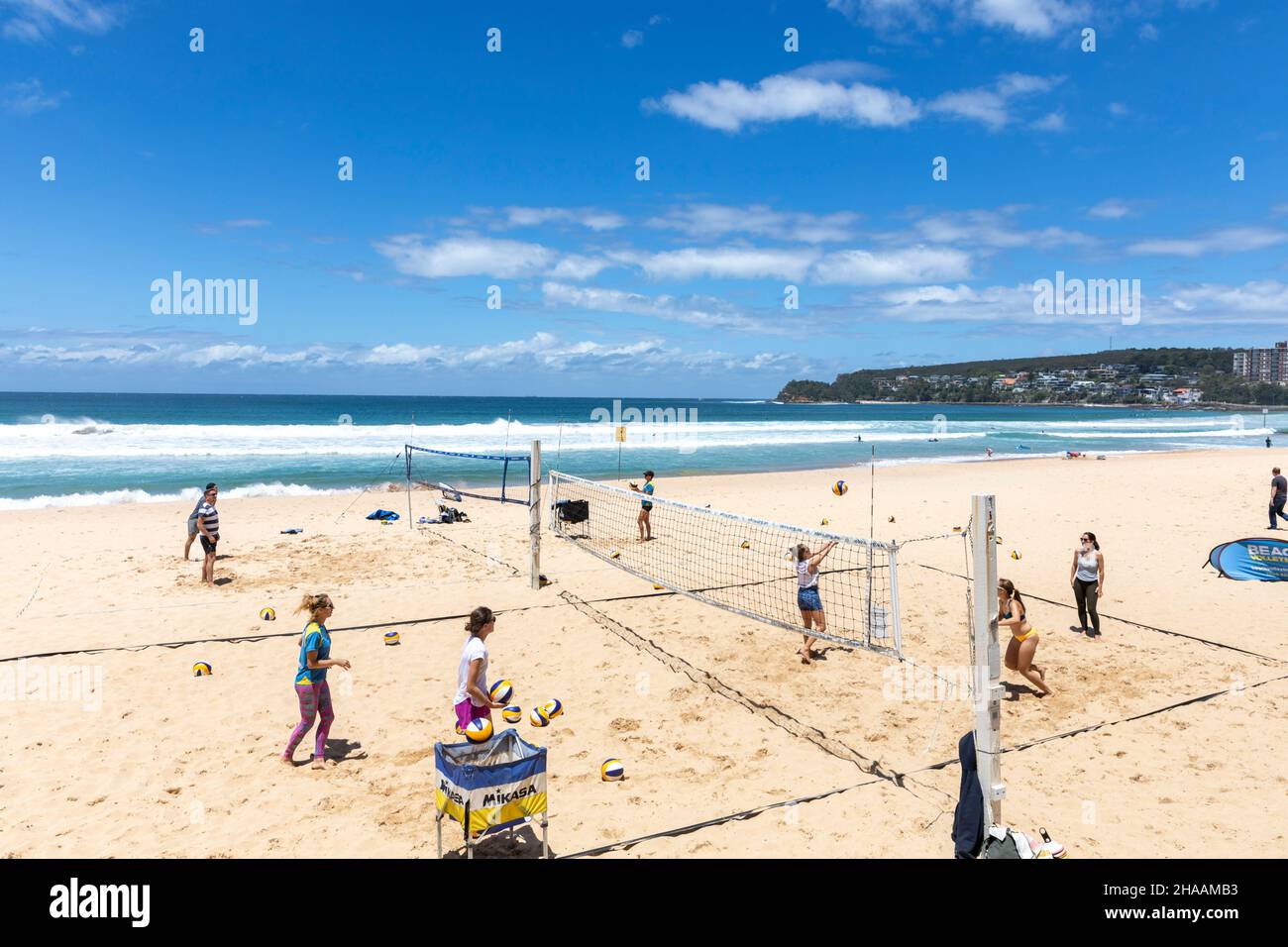 Manly Beach à Sydney, débutants ayant des cours de Beach-volley sur le sable un jour d'été, Sydney, Australie Banque D'Images