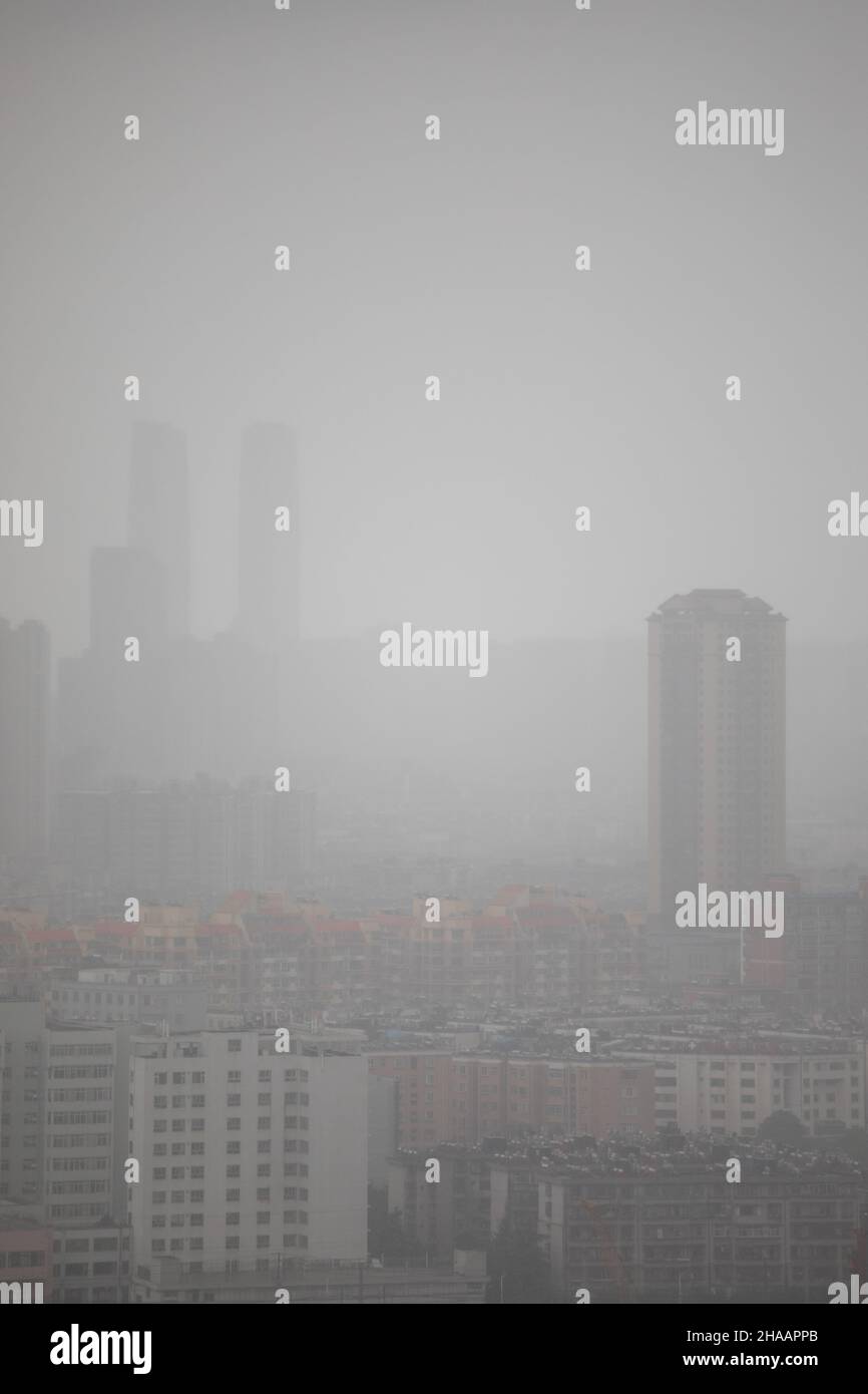 Brumgy, smoggy, déprimant ville chinoise avec de nombreux bâtiments ND GRUES Banque D'Images