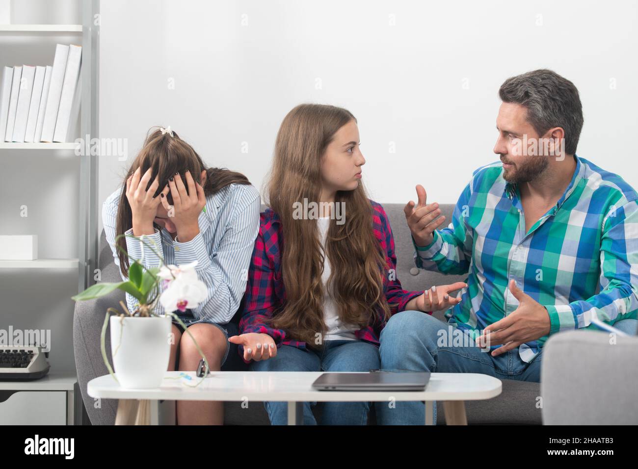 Mauvais parents.Couple avec enfant adolescent discutant des problèmes dans la famille avec le psychologue de famille.Conflits familiaux et couple conjugal avec crise d'enfants Banque D'Images