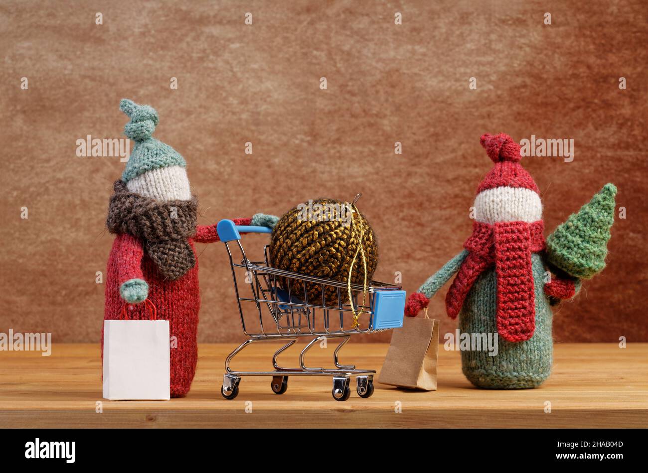 Gnomes tricotés faits main avec arbre de Noël et boule de Noël dans un panier sur une table en bois.Concept de Noël. Banque D'Images Gnomes tricotés faits main avec arbre de Noël et boule de Noël dans un panier sur une table en bois.Concept de Noël. Banque D'Images