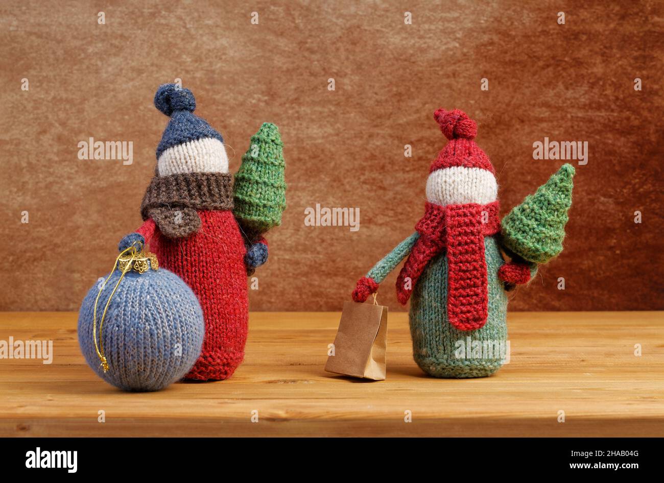 Gnomes tricotés faits main avec arbres de Noël et boule de Noël sur table en bois.Concept de Noël. Banque D'Images Gnomes tricotés faits main avec arbres de Noël et boule de Noël sur table en bois.Concept de Noël. Banque D'Images