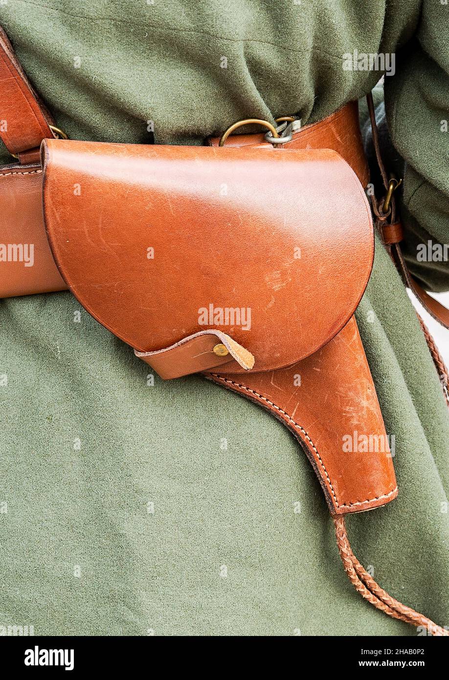 Étui en cuir vintage sur la courroie. Uniforme de l'armée russe rétro Banque D'Images