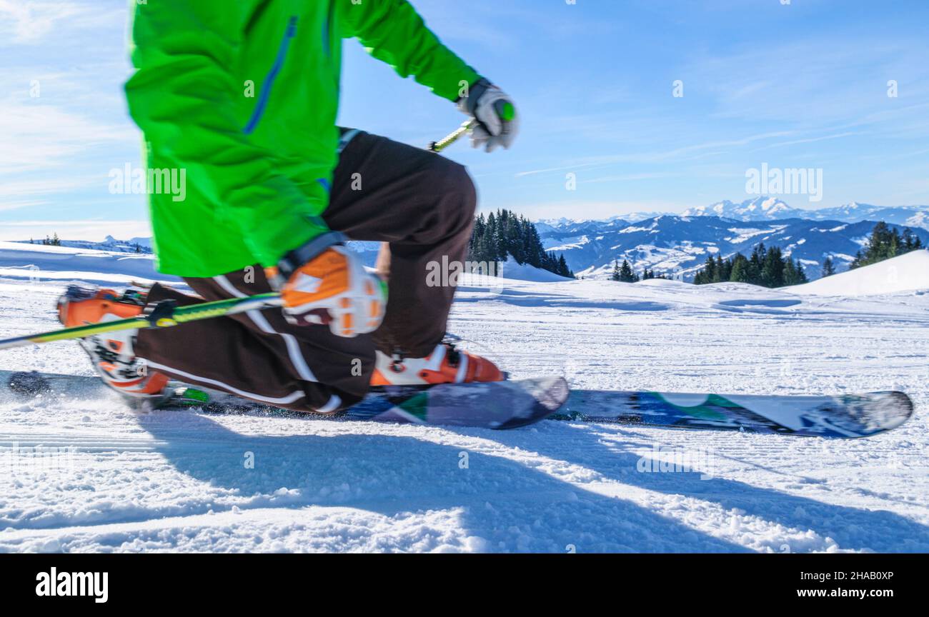 Ski sur des pistes parfaitement entretenues dans le Vorarlberg, plaisir de loisirs et expérience de la nature pour tout le monde. Banque D'Images