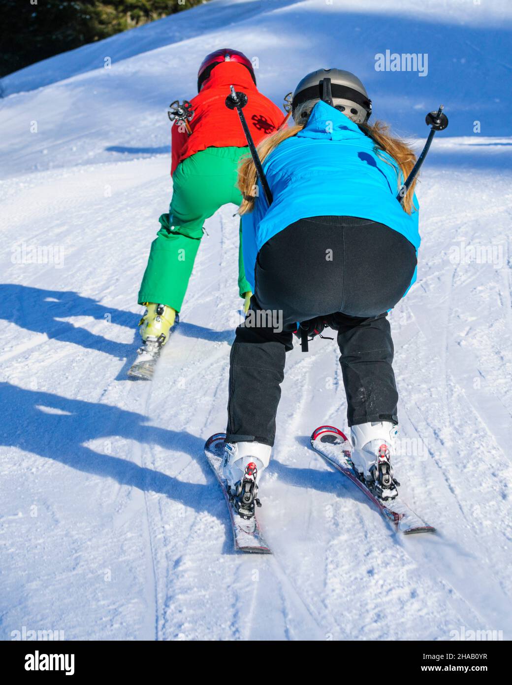 Les jeunes skient ensemble sur une pente bien préparée Banque D'Images