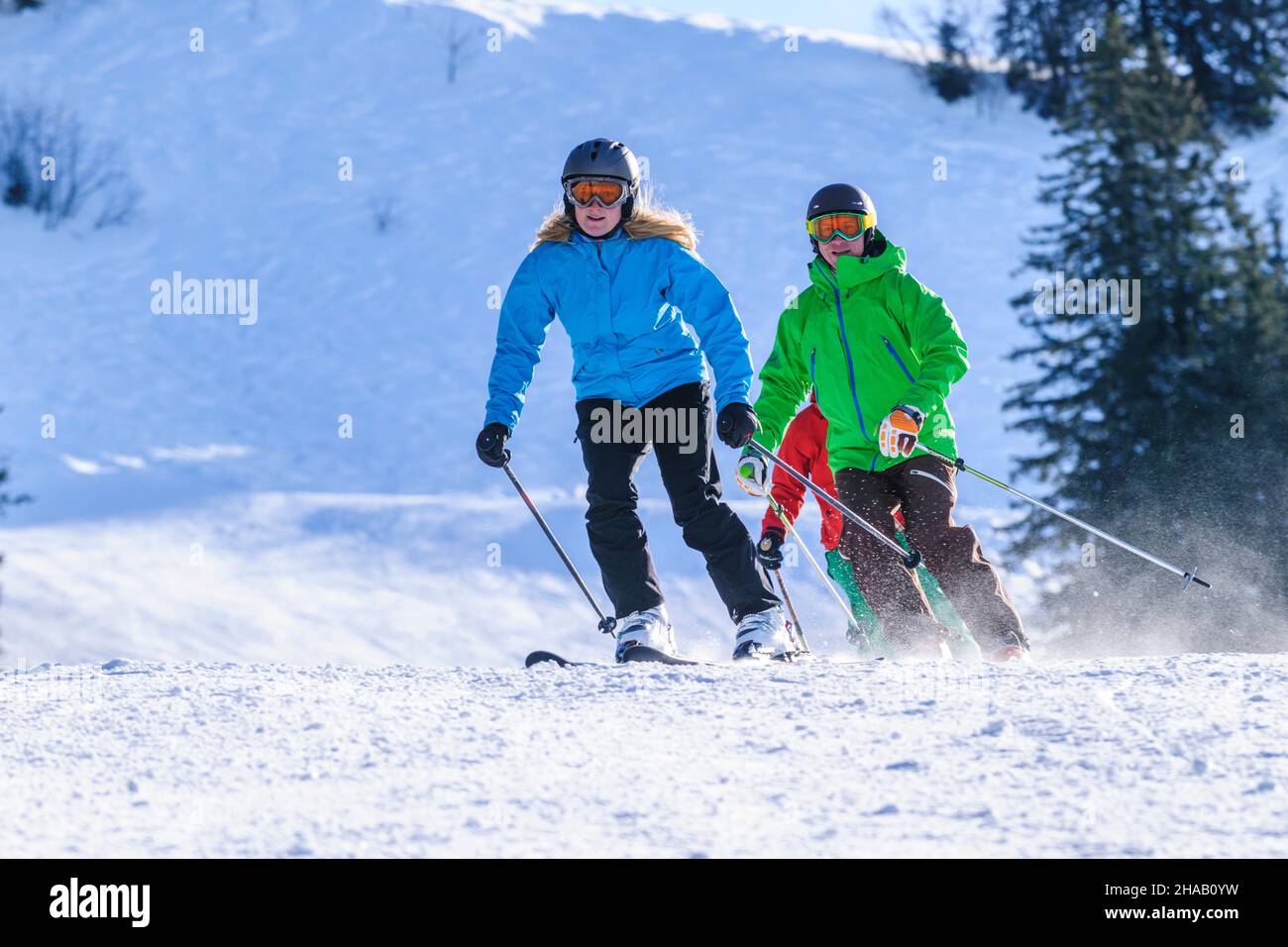 Les jeunes skient ensemble sur une pente bien préparée Banque D'Images