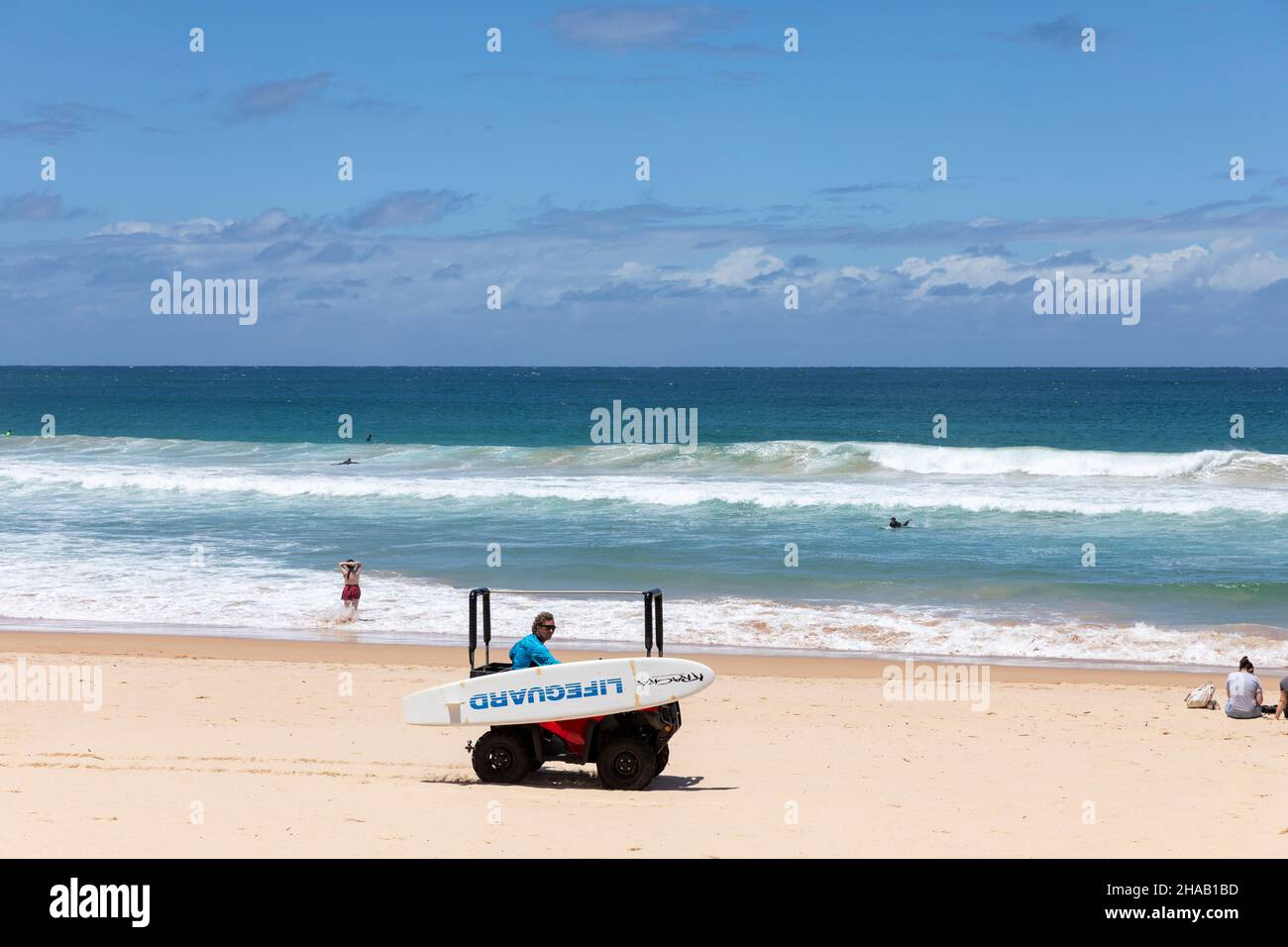 Maître nageur sur Manly Beach à Sydney en été, Nouvelle-Galles du Sud, Australie Banque D'Images