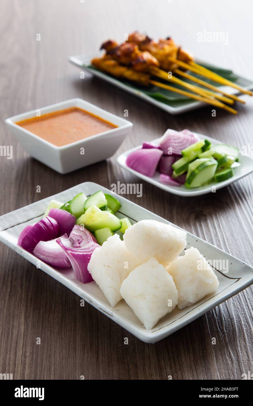 Nasi Himpit ou cube de riz servent normalement avec de la sauce épicée aux arachides et de la sate Banque D'Images