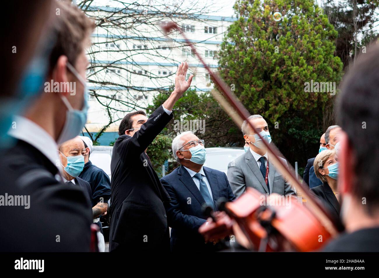 Porto, Portugal.11th décembre 2021.Rui Moreira, maire de Porto, se fait la vague vers les gens dans les fenêtres du nouveau quartier pédiatrique, lors de l'ouverture du quartier pédiatrique de l'hôpital São João à Porto.Crédit : SOPA Images Limited/Alamy Live News Banque D'Images