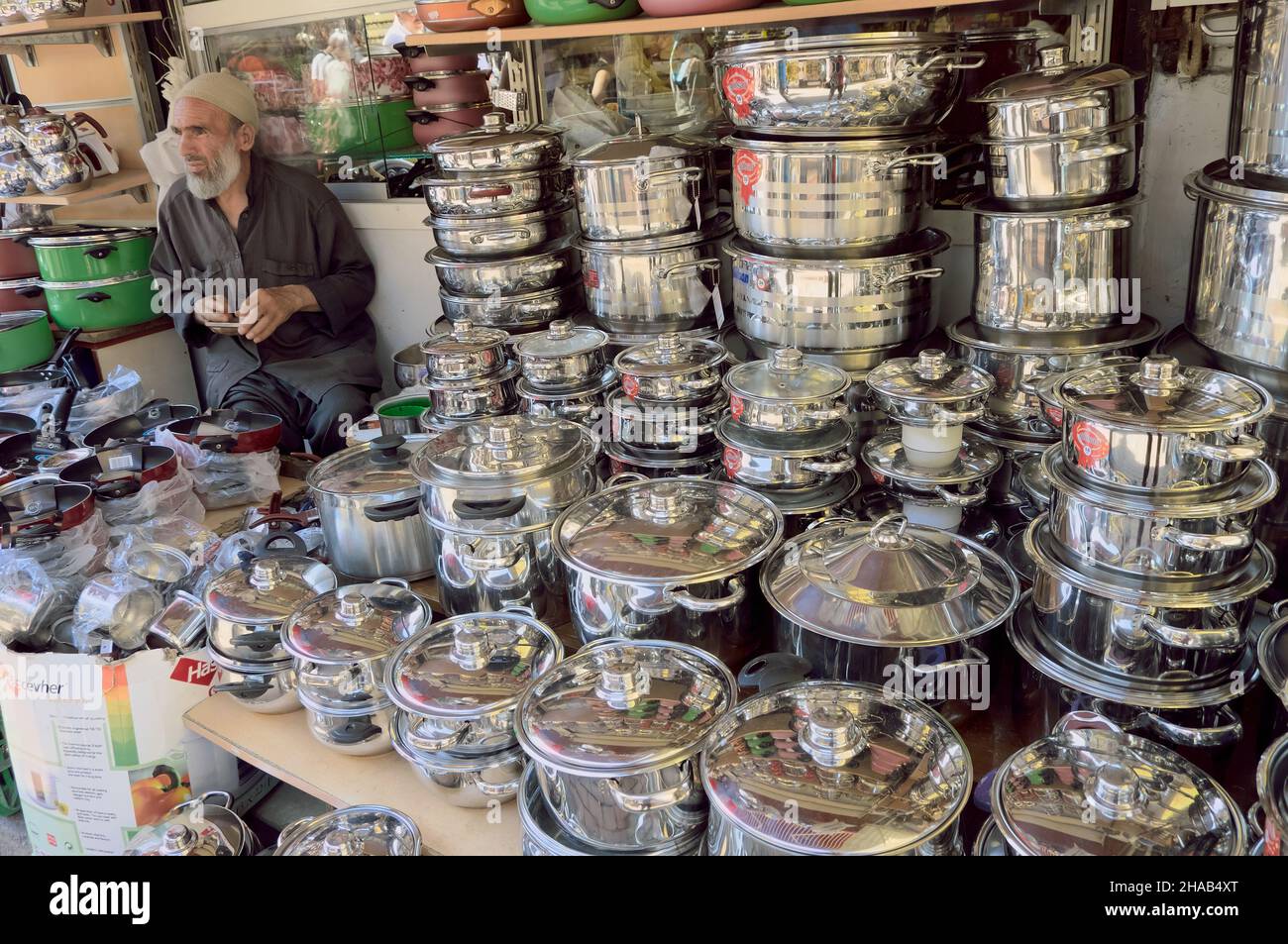 scène de rue en Turquie vendeur de batterie de cuisine dans le Grand Bazar  d'Istanbul Photo Stock - Alamy