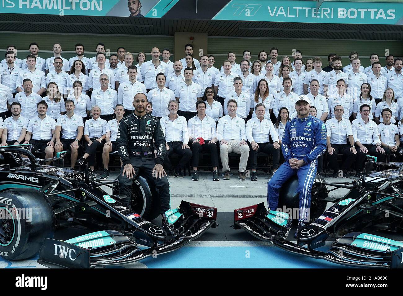 12.12.2021, Yas Marina circuit, Abu Dhabi, FORMULE 1 ETIHAD AIRWAYS GRAND PRIX 2021 D'ABU DHABI, sur la photo finale de l'équipe Mercedes-AMG Petronas Formula One, tous les membres de l'équipe portent la Mercedes-fin Petronas Formula en l'honneur de Valtteri Bottas (AMG) une équipe dont le portrait est un masque.Lewis Hamilton (GBR), Mercedes-AMG Petronas Formula One Team, directeur général de l'équipe et directeur général Toto Wolff (Mercedes-AMG Petronas F1 Team) porte le masque à l'envers, président de direction Ola Kallenius (Daimler AG). Banque D'Images