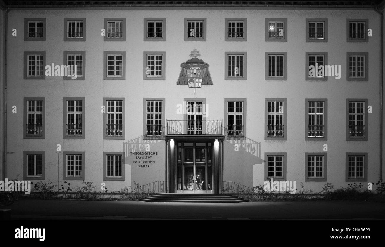 Le Gymnasium Theodorianum de Paderborn est situé dans le centre-ville, non loin de l'hôtel de ville de Paderborn. Photo faite la nuit. Banque D'Images